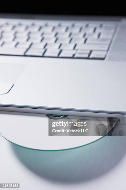 Compact Disc On Computer Compact Desktop Fotografías e imágenes de stock - Getty Images