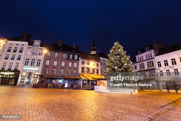 christmas tree on grote markt in hasselt - hasselt stock pictures, royalty-free photos & images