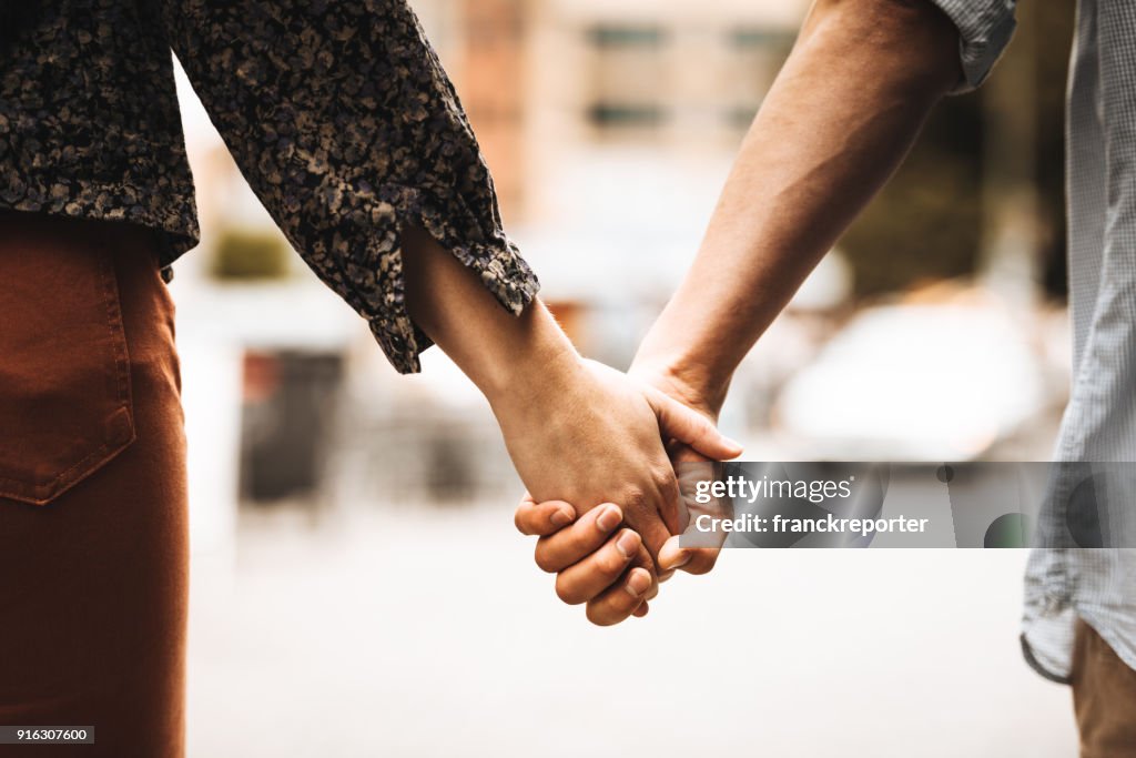 Vista traseira de um casal andando na rua