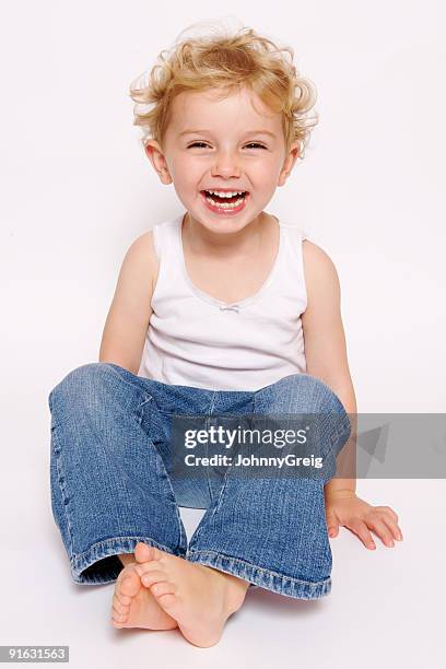 lachen kind - kind ca 3 jahre freigestellt stock-fotos und bilder