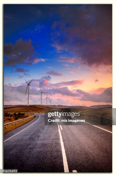 highway with cloud  - la linea de conception stock-fotos und bilder