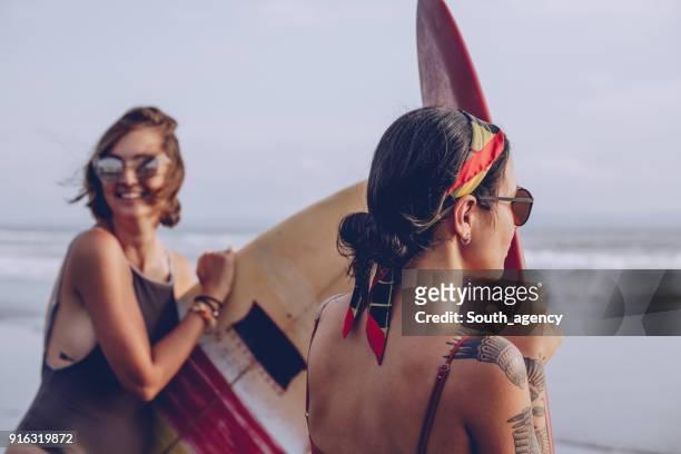 girls going surfing - swimsuit models girls stock pictures, royalty-free photos & images
