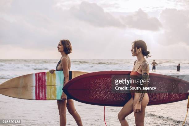 mädchen-surfer - swimsuit models girls stock-fotos und bilder