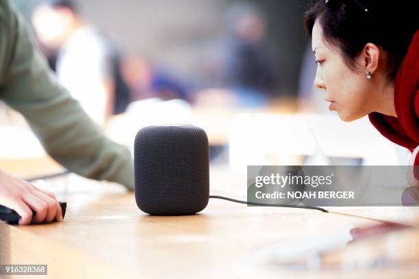 Apple's HomePod speaker rests on display at the company's retail store in San Francisco, California, February 9, 2018. / AFP PHOTO / NOAH BERGER