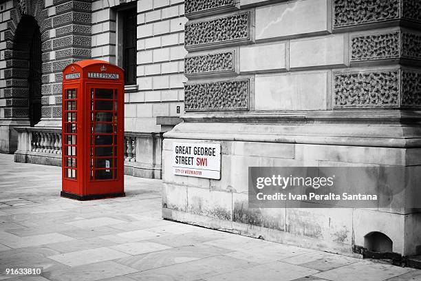 red phone booth at london - telefonzelle stock-fotos und bilder