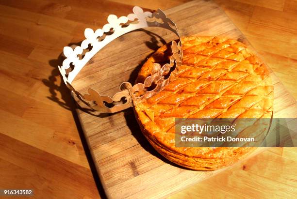 galette des rois (kings' cake) - galette photos et images de collection