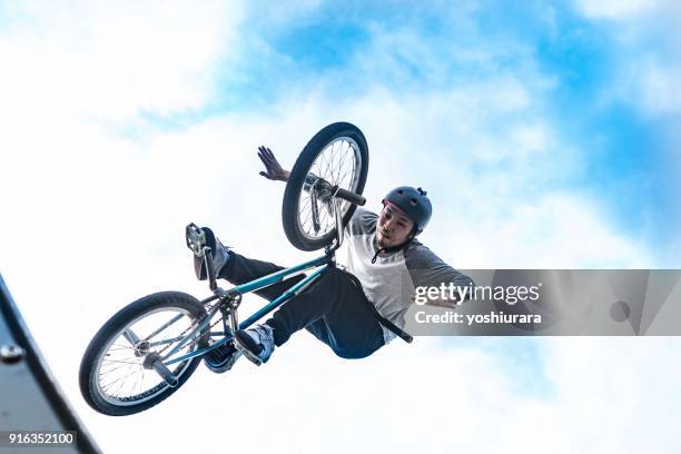 japanische bmx-fahrer - stunt performer stock-fotos und bilder