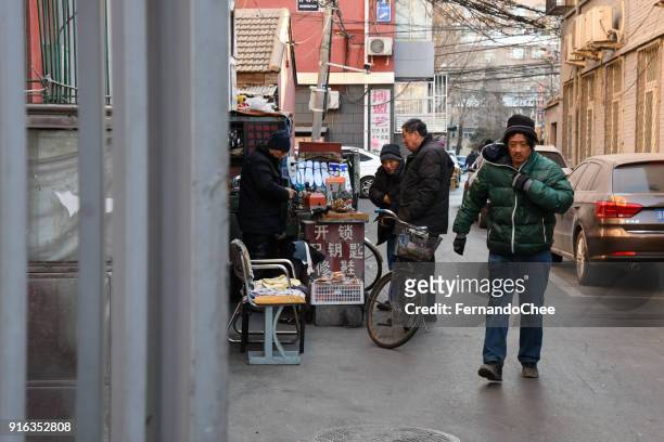 de ochtend van de stad van peking, de menigte op straat - alone in a crowd sad stockfoto's en -beelden