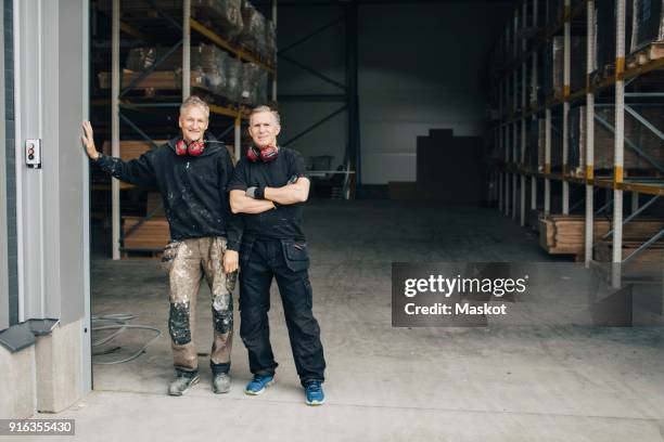 full length portrait of confident workers standing in entrance at industry - lions gate celebrates the acquisition of artisan entertainment stockfoto's en -beelden