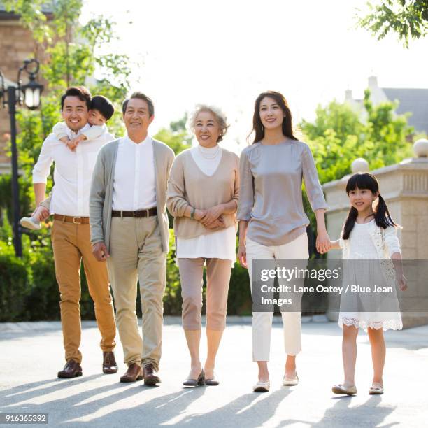 People Lined Up Outside House Photos And Premium High Res Pictures people-lined-up-outside-house-photos-and-premium-high-res-pictures