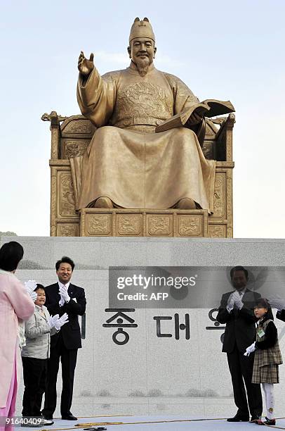 South Korean President Lee Myung-Bak and Seoul mayor Oh Se-Hoon attend the unveiling of a bronze statue of King Sejong during a ceremony marking the...