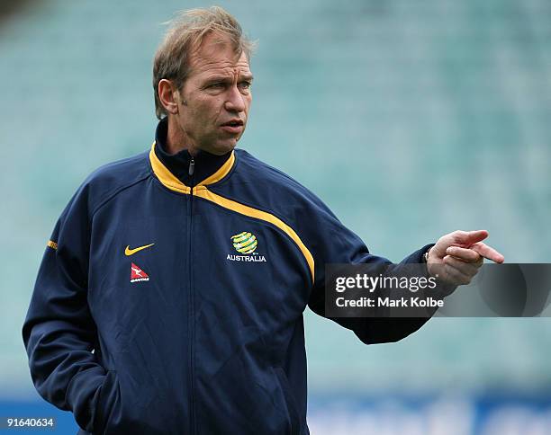 Pim Verbeek gives instructions during an Australian Socceroos training session at the Sydney Football Stadium on October 9, 2009 in Sydney, Australia.