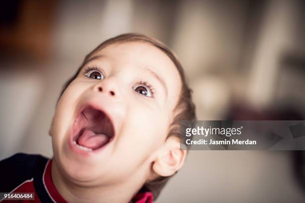 funny baby boy - bébé grimace photos et images de collection