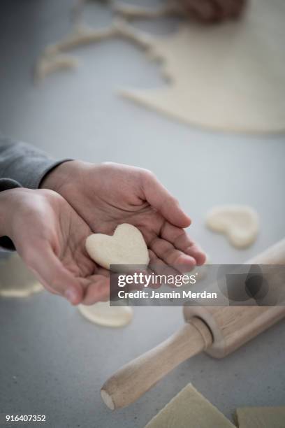 making dough heart shape in kitchen - pin up girl stockfoto's en -beelden