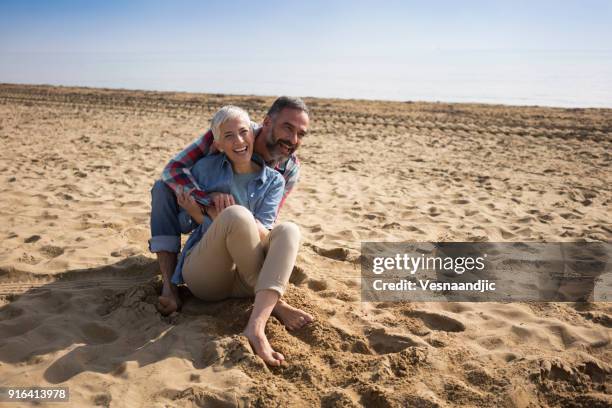 liebe ist immer verspielt - lido di jesolo stock-fotos und bilder