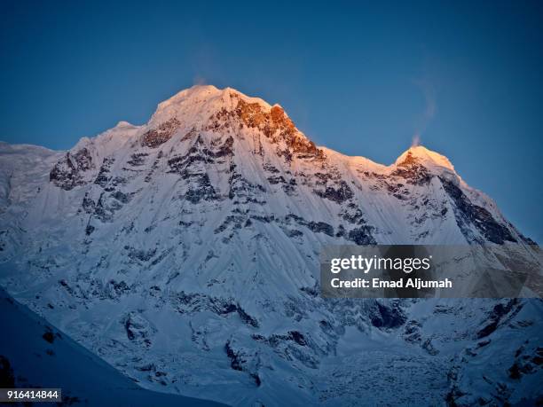 sunrise over annapurna south peak, the himalayas, nepal - march 6, 2017 - annapurna south 個照片及圖片檔