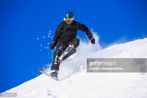 skiën ongeval falling man skiër skiën in poeder sneeuw.  back country skiën, in skioord dolomieten in italië. - extreem skiën stockfoto's en -beelden