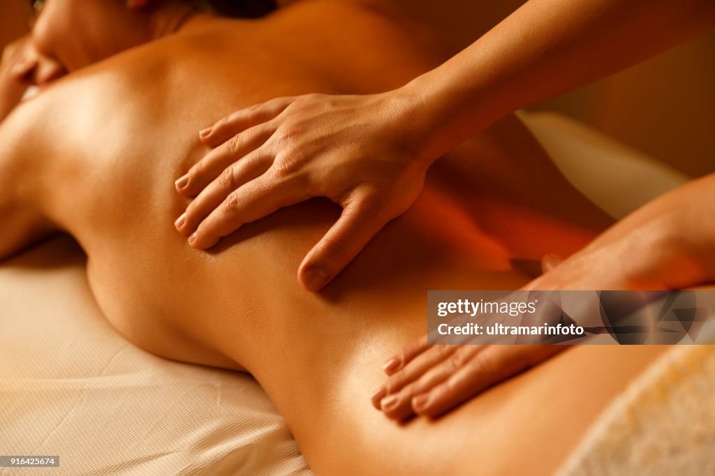 Massage-Therapeuten heilende Massage zu tun. Frau genießen entspannende Massage im Health Spa-Behandlung.