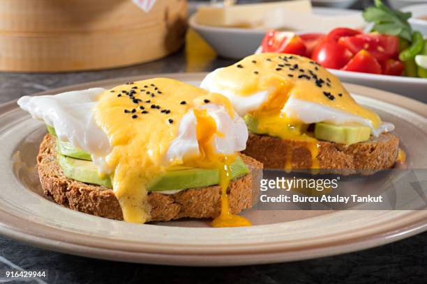 eggs benedict - escalfado fotografías e imágenes de stock