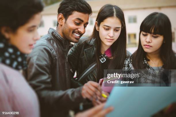 multi-ethnischen college-studenten diskutieren projekt zusammen. - indian college students stock-fotos und bilder