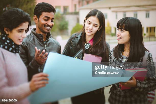 multi-ethnischen college-studenten diskutieren projekt zusammen. - india freedom stock-fotos und bilder