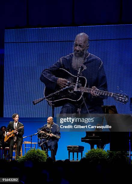 Musicians Nikki Walter Parks and Richie Havens perform at the 2009 Liberty Medal honoring Steven Spielberg at National Constitution Center on October...