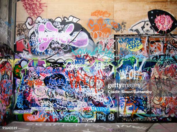 graffiti tags on wall  - graffiti wall london stock-fotos und bilder