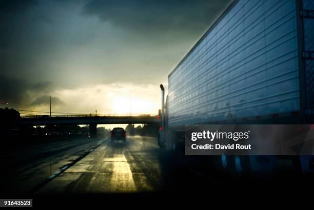 wet morning commute - 101 freeway bildbanksfoton och bilder