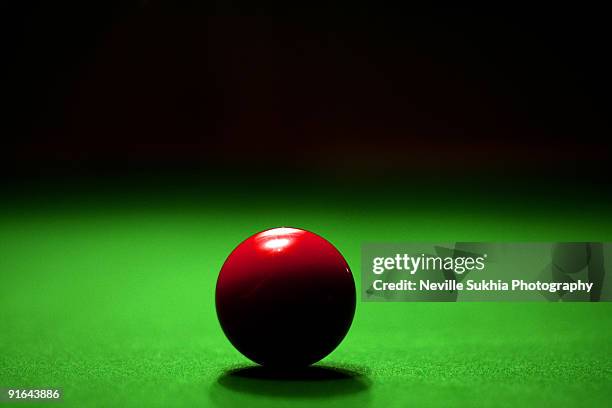 snooker ball on table - snookerkugel stock-fotos und bilder