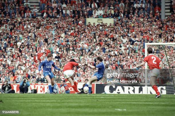 Simod Everton Tony Cottee Photos and Premium High Res Pictures - Getty Images