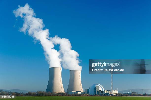 atomkraftwerk grohnde mit blauem himmel - turm stock-fotos und bilder