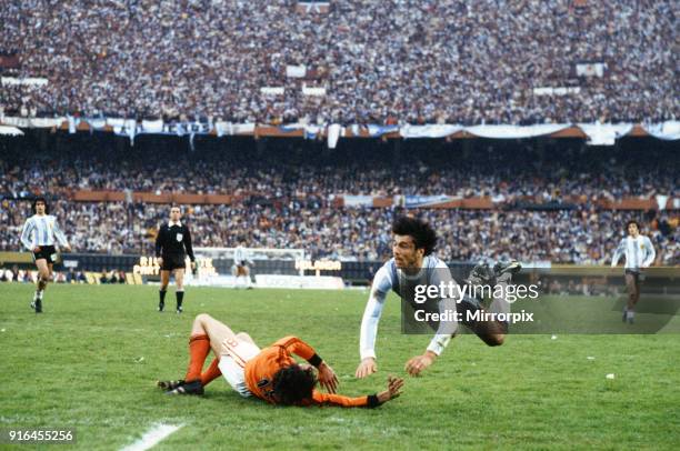 World Cup Final at the Estadio Monumental in Buenos Aires, Argentina. Holland 1 v Argentina 3. Argentine captain Daniel Passarella clashes with Dick...