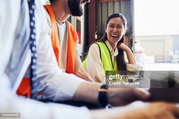 concepto de almacén y de la industria en australia, trabajando en pequeños negocios. - coffee break fotografías e imágenes de stock