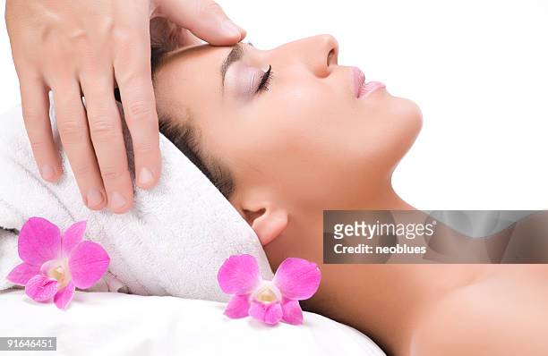 masaje facial - lili gentle fotografías e imágenes de stock