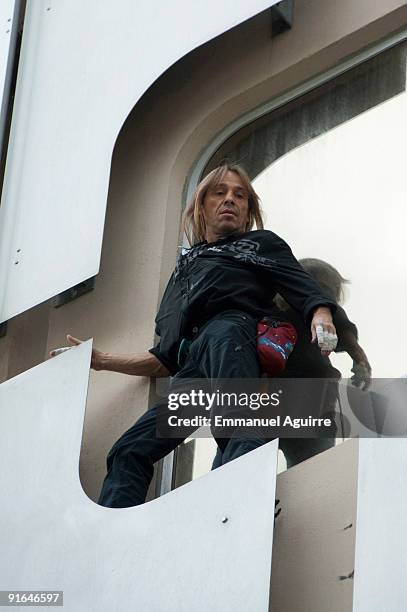 Spiderman, Alain Robert, climbs the Ariane Tower in the business center of Paris on October 8, 2009 in Paris, France. The Ariane Tower is 152m high...