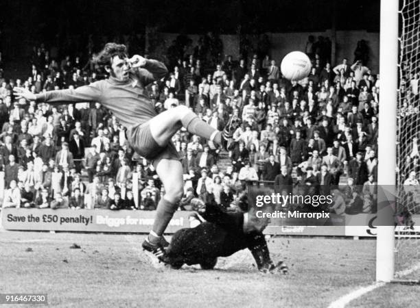 Cardiff City v FC Schalke 04, pre season friendly at Ninian Park, 4th August 1971. John Parsons, Cardiff City Football Player, 1968 - 1973, taps the...