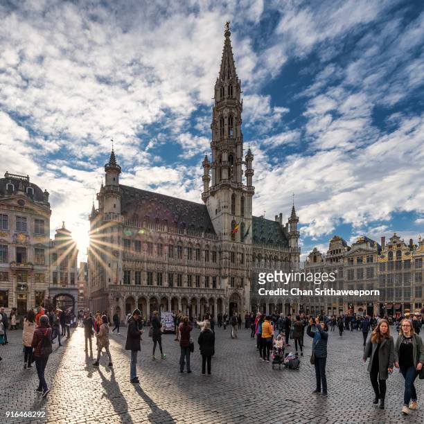 grand place and town hall, brussels, belgium - grand place brussels fotografías e imágenes de stock