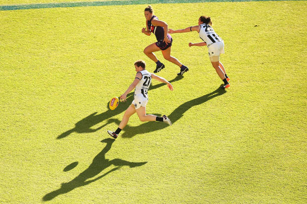 Jess Duffin of the Magpies passes the ball during the round two AFLW match between the Fremantle Dockers and the Collingwood Magpies at Optus Stadium...