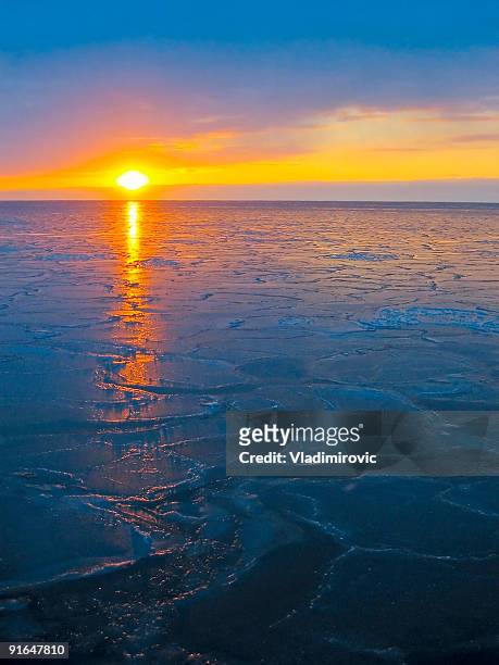 pôr-do-sol - mar de okhotsk imagens e fotografias de stock