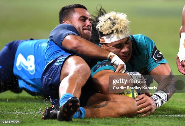 Alex Fidow of the Hurricanes scores a try during the 2018 Global Tens Men's Grand Final match between the Blues and Hurricanes at Suncorp Stadium on...