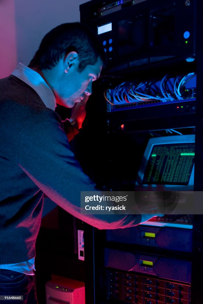 O equipamento técnico na sala de servidores de dados de monitorização