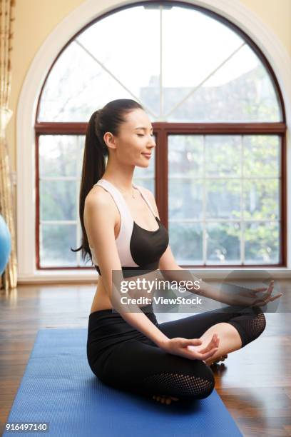 young women fitness - fashion woman floor cross legged stock pictures, royalty-free photos & images