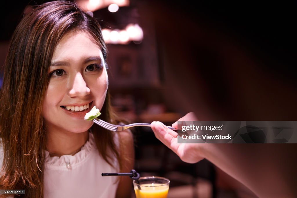 Young couples eat dinner