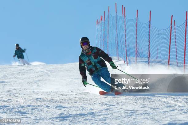 young men and women outdoor skiing - ____ stock pictures, royalty-free photos & images