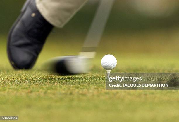 American Steve Verplank hits the ball on the tee of the 12th hole, at Saint Andrews, 18 July 2000, two days before the 2000 British Open Golf...