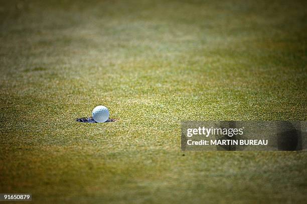 Golf ball falls in the hole during the Evian Masters 29 July 2006 in Evian-les-Bains, central eastern France. AFP PHOTO MARTIN BUREAU