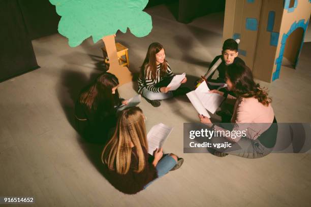 ensayo de escuela juego - representación teatral fotografías e imágenes de stock