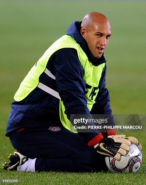 National football team's goalkeeper Tim Howard attends a training session at Ellis Park stadium in Johannesburg on June 27, 2009 on the eve of their...