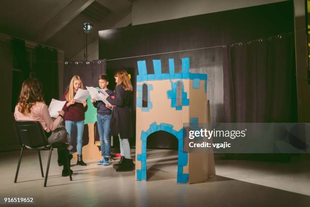 school play repetitie - amateur theater stockfoto's en -beelden