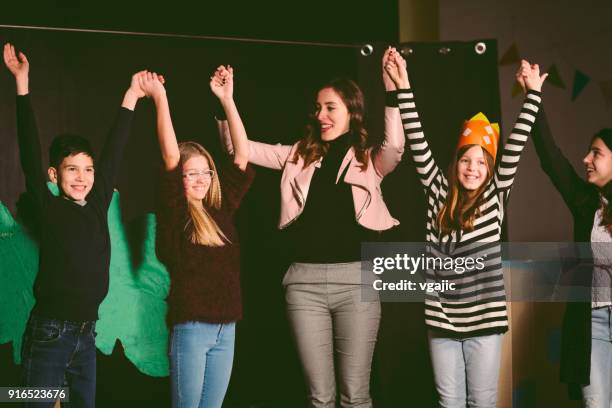 school play rehearsal - peça de teatro escolar imagens e fotografias de stock
